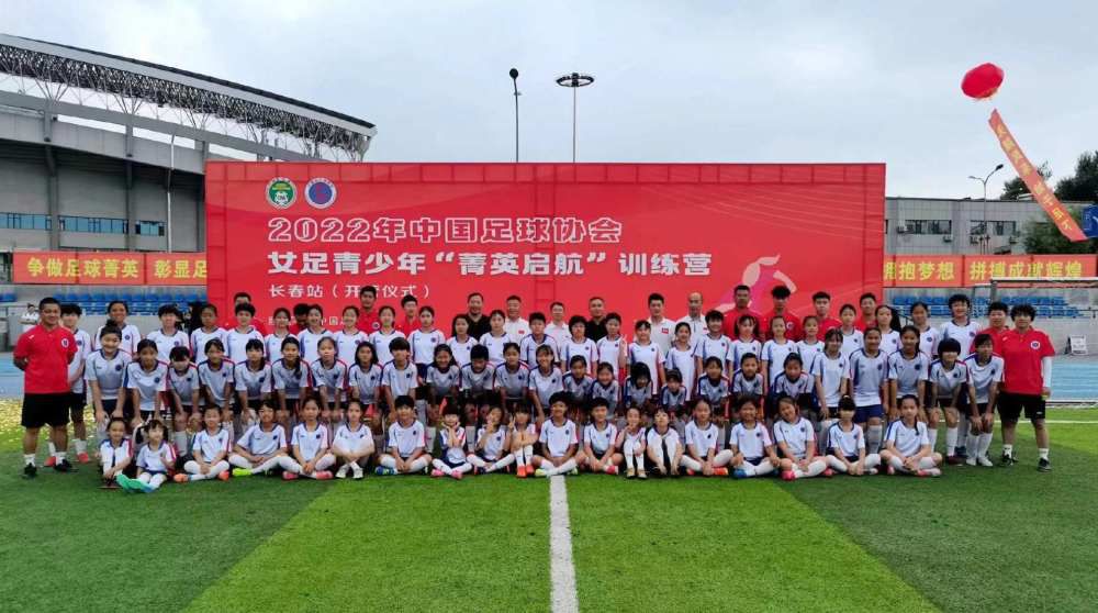关于卢宁今天的表现他做得很好，表现出了自信和安全感。